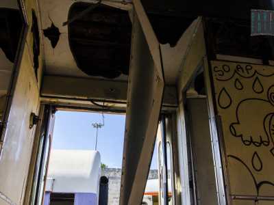 Un pezzo di lamiera del soffitto sospeso nell'abitacolo